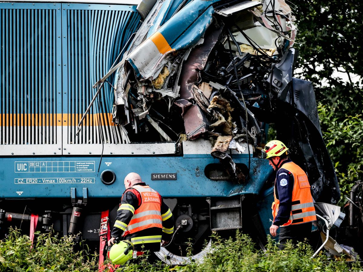 Foto: Estado de uno de los trenes tras el choque. (EFE)