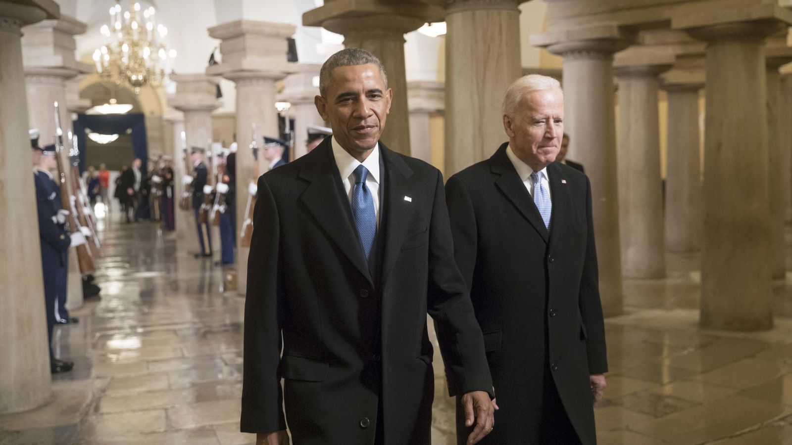 Foto: Barack Obama y el vicepresidente saliente, Joe Biden, caminan por el Capitolio durante la investidura de Donald Trump, el 20 de enero de 2017. (Reuters)