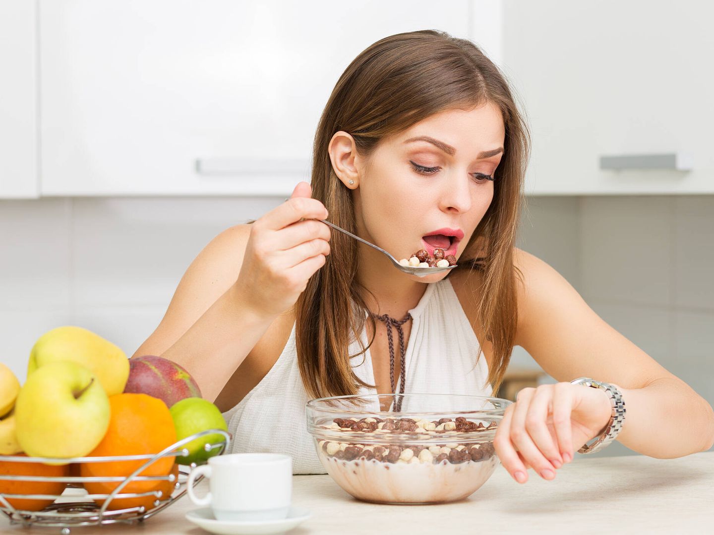 Comer deprisa o una mala alimentación pueden favorecer el desequilibrio en la microbiota intestinal. (iStock)