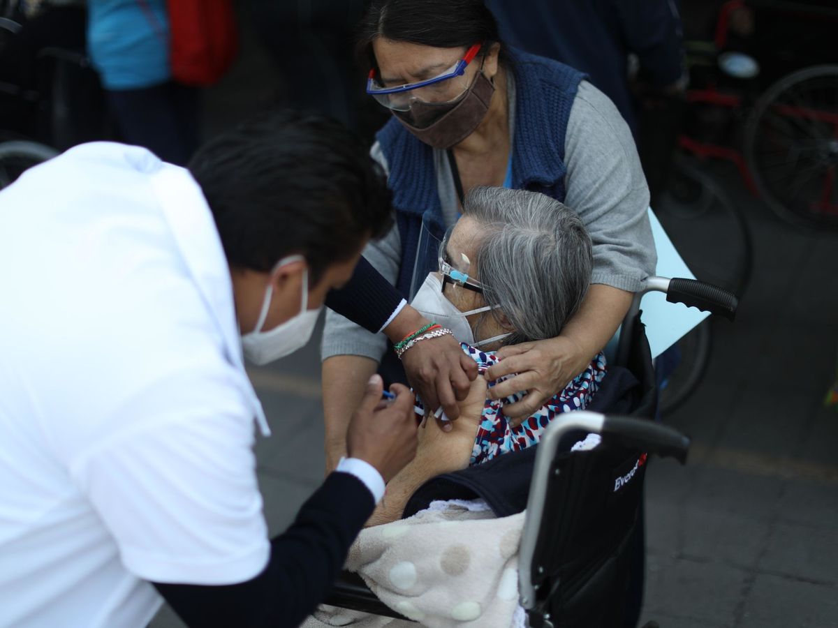 Foto: Vacunan a una mujer de avanzada edad. (EFE/Sáshenka Gutiérrez)