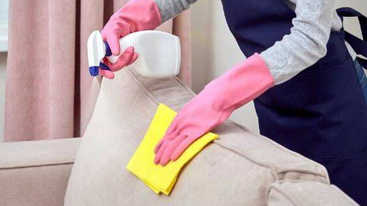 Adiós a las manchas y las bacterias en tu sofá: este truco casero de limpieza es fácil (y muy barato)