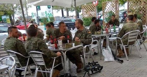 Foto: Un grupo de legionarios toma cervezas con sus armas en el suelo.