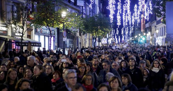 Foto: Vista general de la manifestación que ha recorrido el centro de Madrid contra la violencia de género. (EFE)