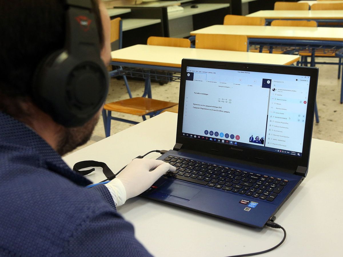 Foto: Un profesor dando clase online. (EFE)