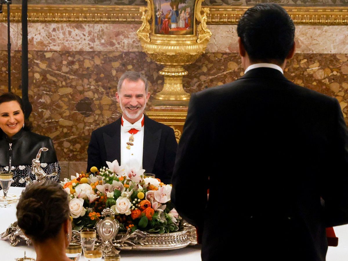 Foto: Felipe VI durante una intervención del emir en la cena. (Reuters/Martín)