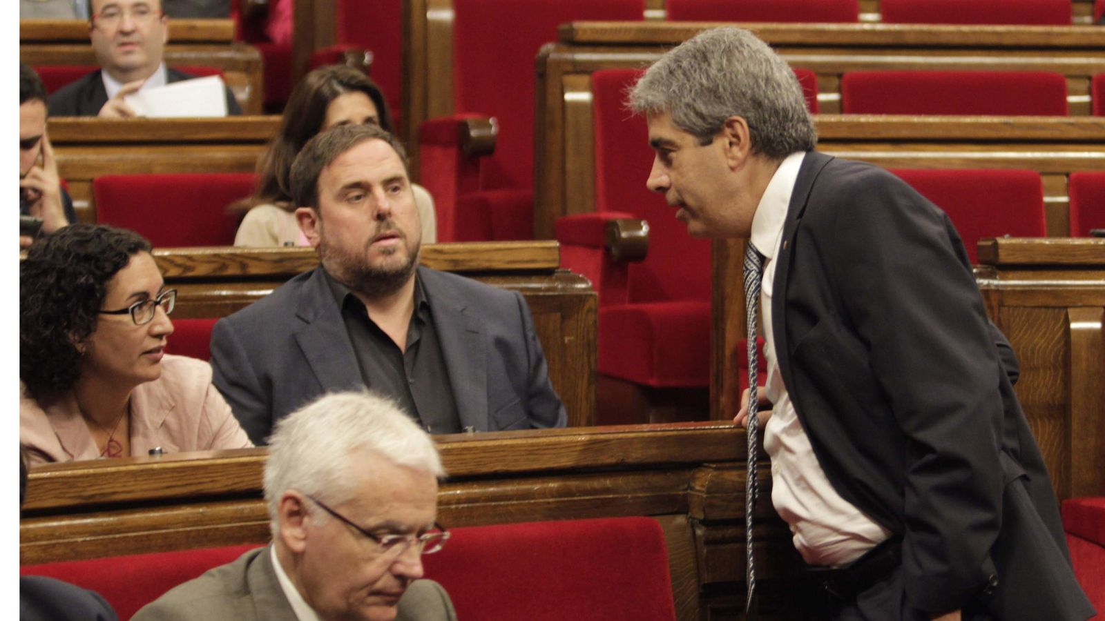 Foto: El presidente del grupo parlamentario de ERC, Oriol Junqueras (c), y el portavoz de Democràcia i Llibertat, Francesc Homs. (EFE)