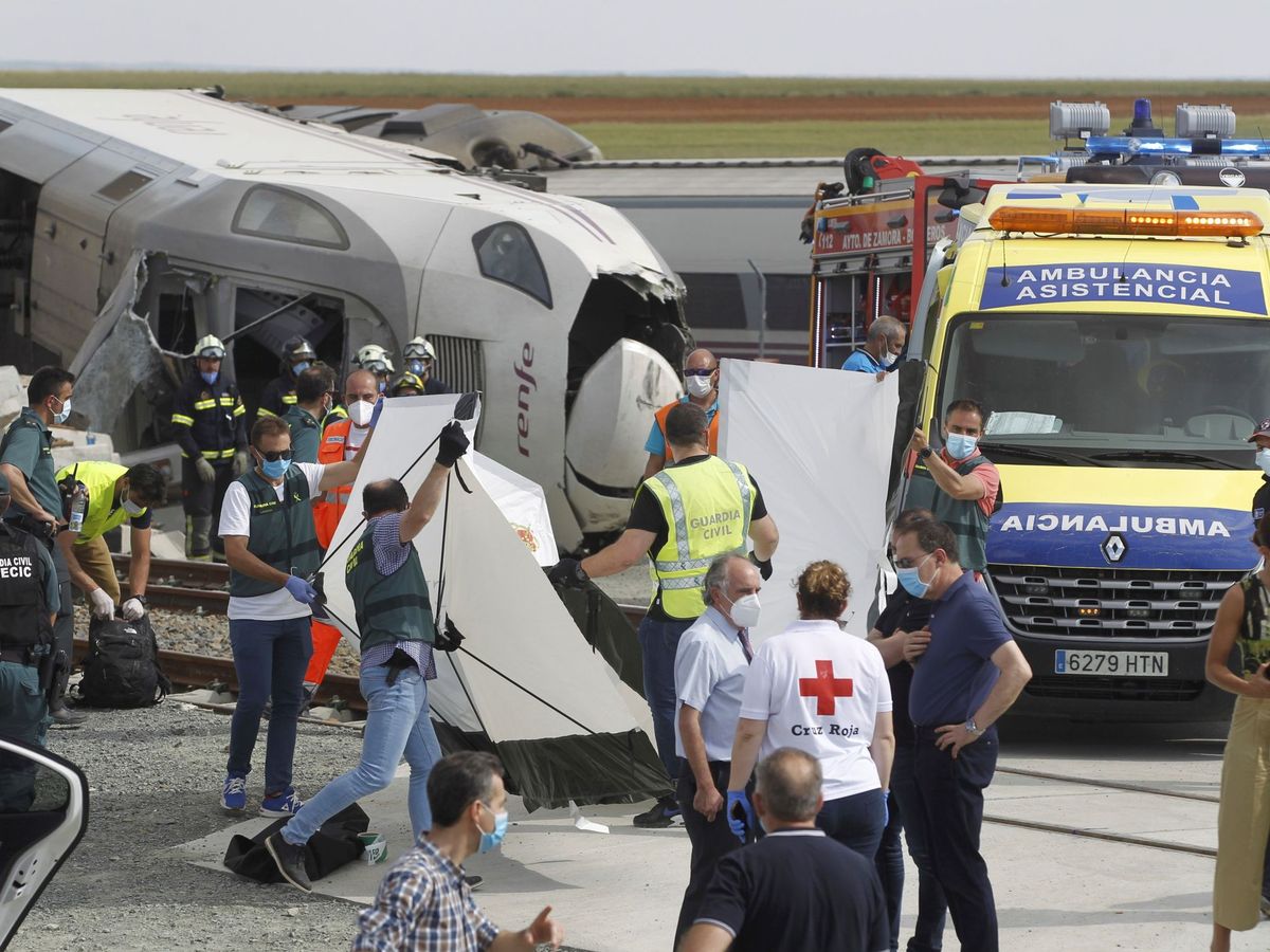 Foto: Efectivos sanitarios y Guardia Civil trabajan en el lugar del accidente. (EFE)