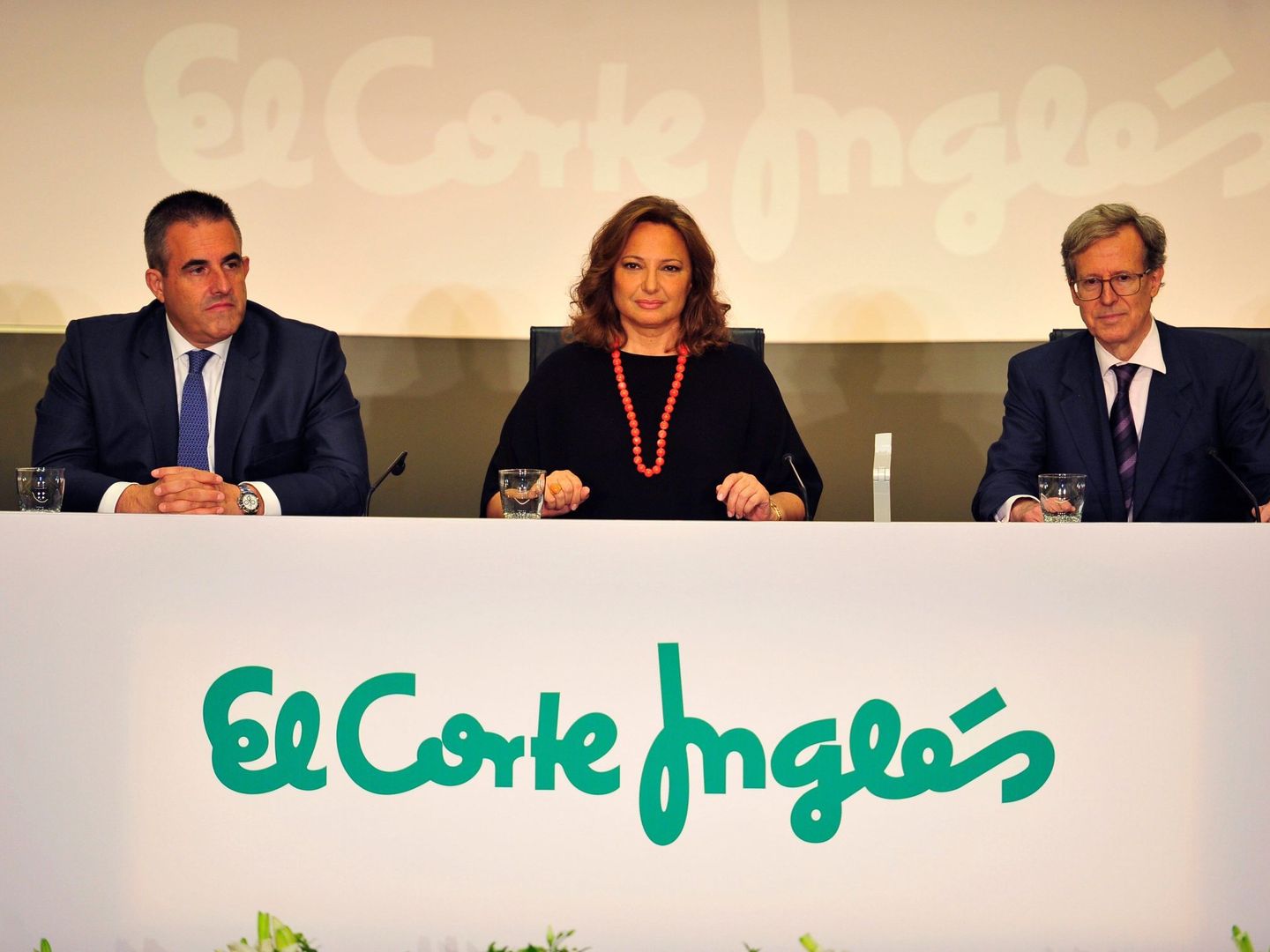 Junta de accionistas de El Corte Inglés con la máxima dirigente, Marta Álvarez, en el centro. (EFE)