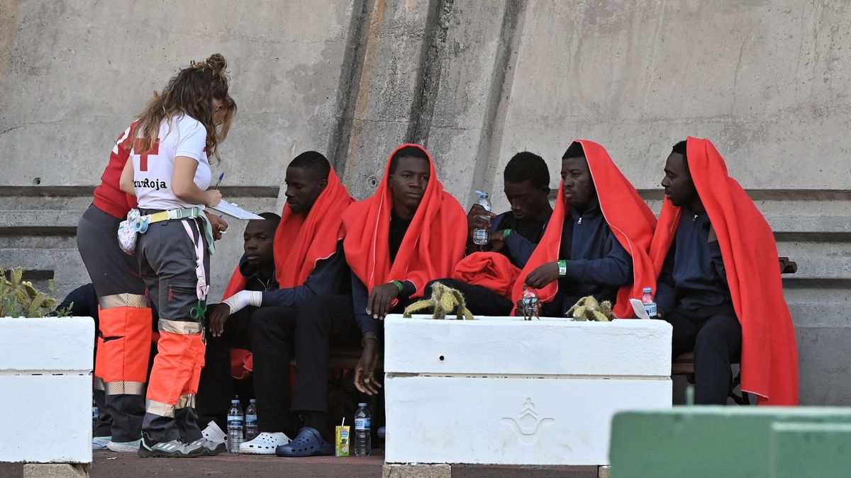 Al menos 4 muertos entre los 68 inmigrantes rescatados de un cayuco cerca de El Hierro
