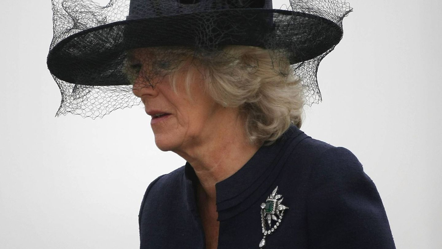 Camilla Parker, con un broche que perteneció a la reina madre. (Getty)