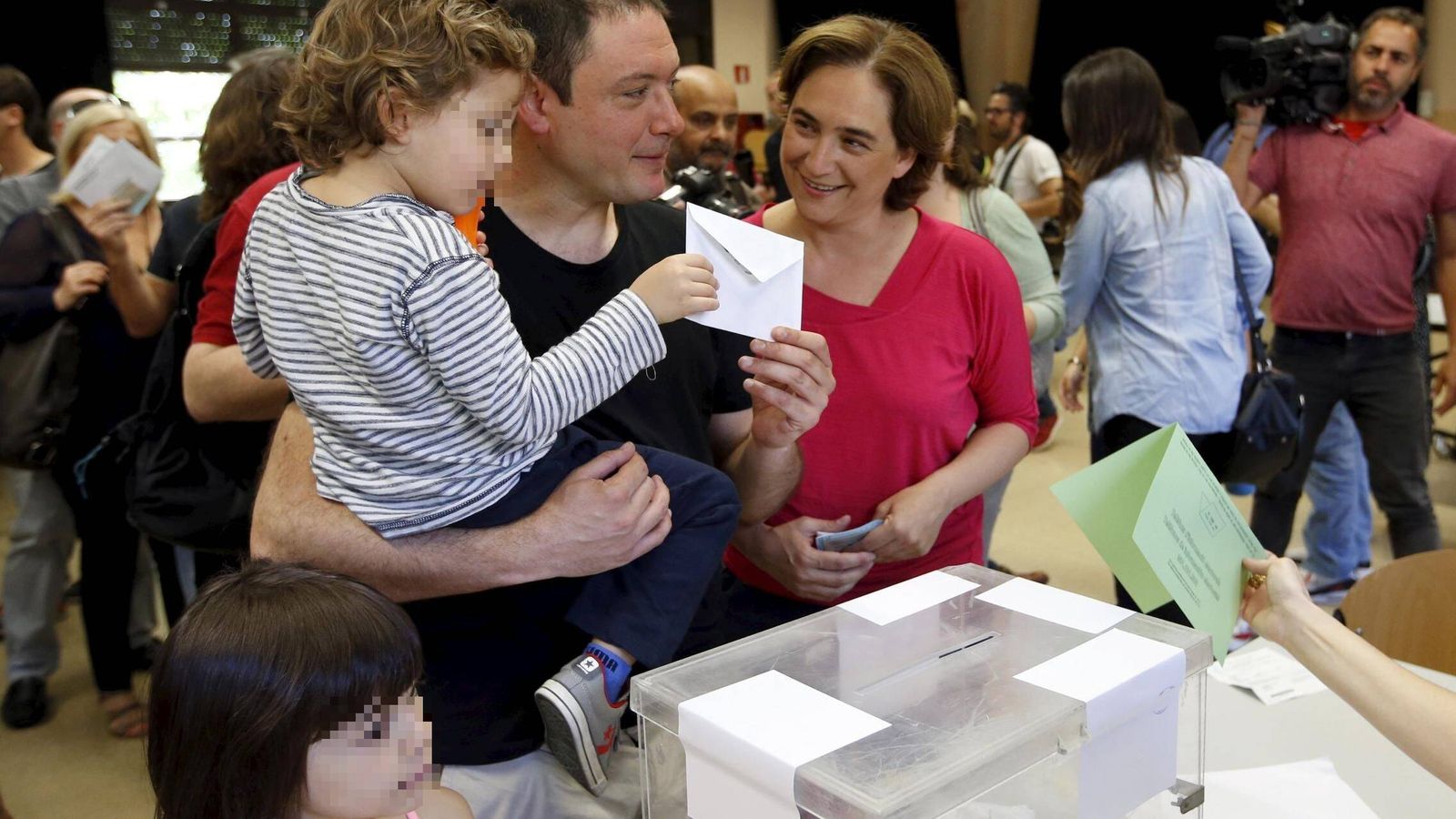Colau estuvo ocho años cobrando 100.000 euros brutos, pero ahora dice que no llega a fin de mes