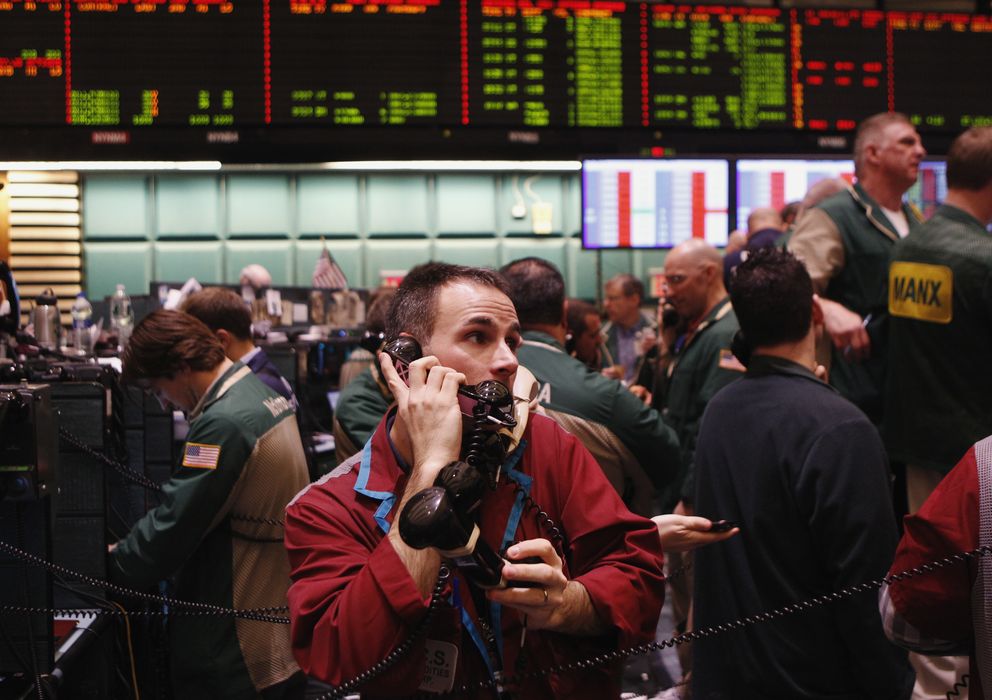 Foto: Un trader trabaja con tres teléfonos en el mercado de gas y crudo en la Bolsa de Materias Primas de Nueva York. (Reuters)