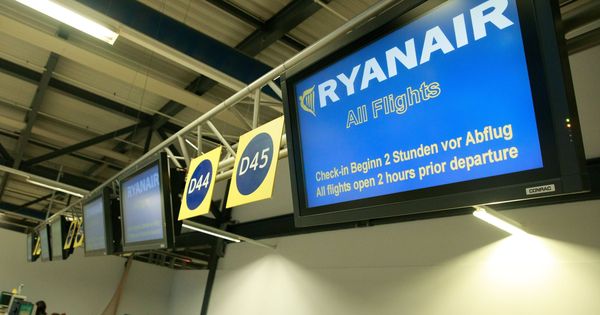 Foto: Vista de una pantalla de la aerolínea Ryanair en el aeropuerto de Schoenefeld en Berlín. (EFE)