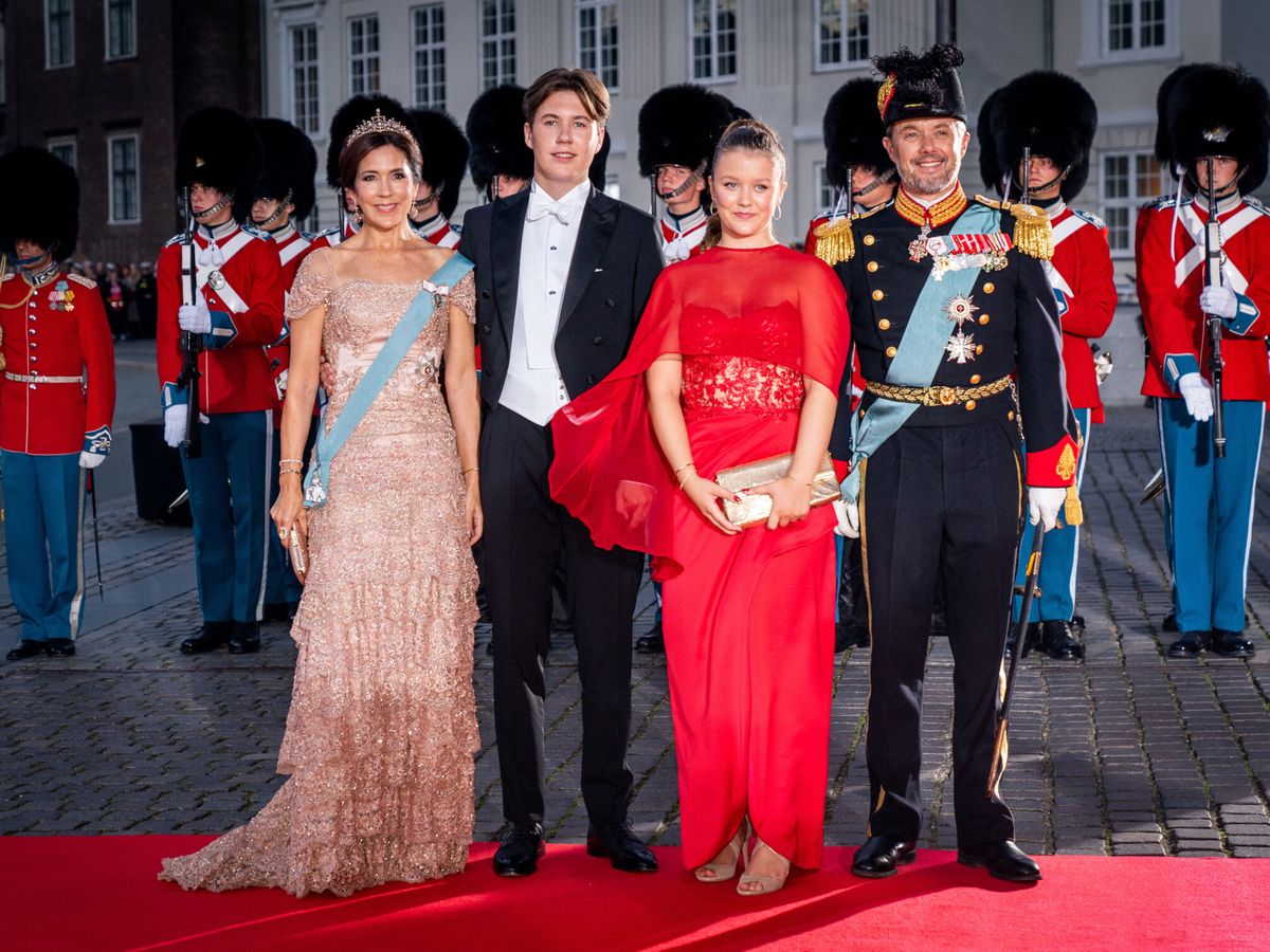 Foto: La familia real danesa, en el 50º aniversario de la reina Margarita. (Reuters)