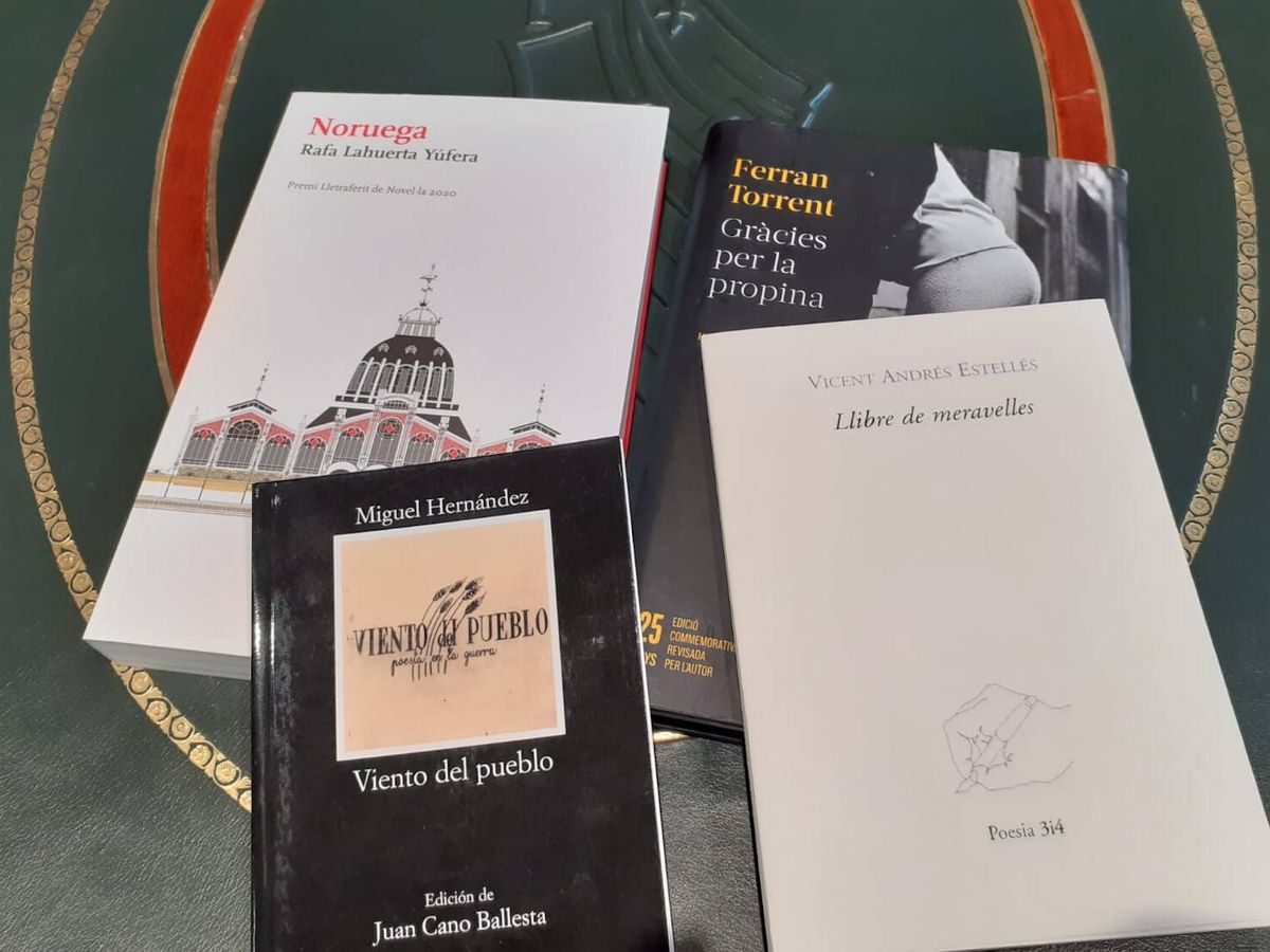 Foto: Los libros que Ximo Puig regaló a Pere Aragonès.