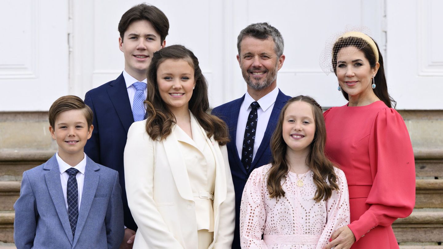 Los príncipes herederos de Dinamarca,  junto a sus cuatro hijos. (EFE/Philip Davali)