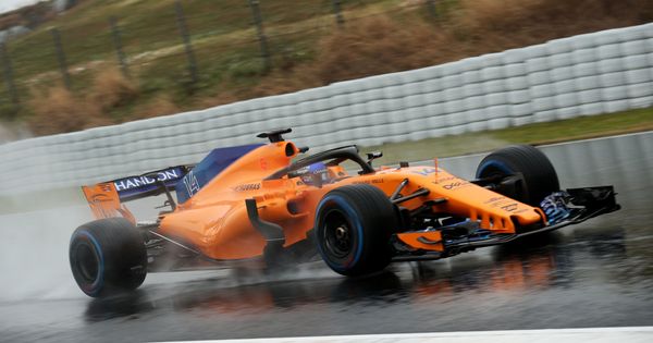 Foto: Fernando Alonso ha rodado este miércoles en Montmeló a pesar del mal tiempo. (Reuters)