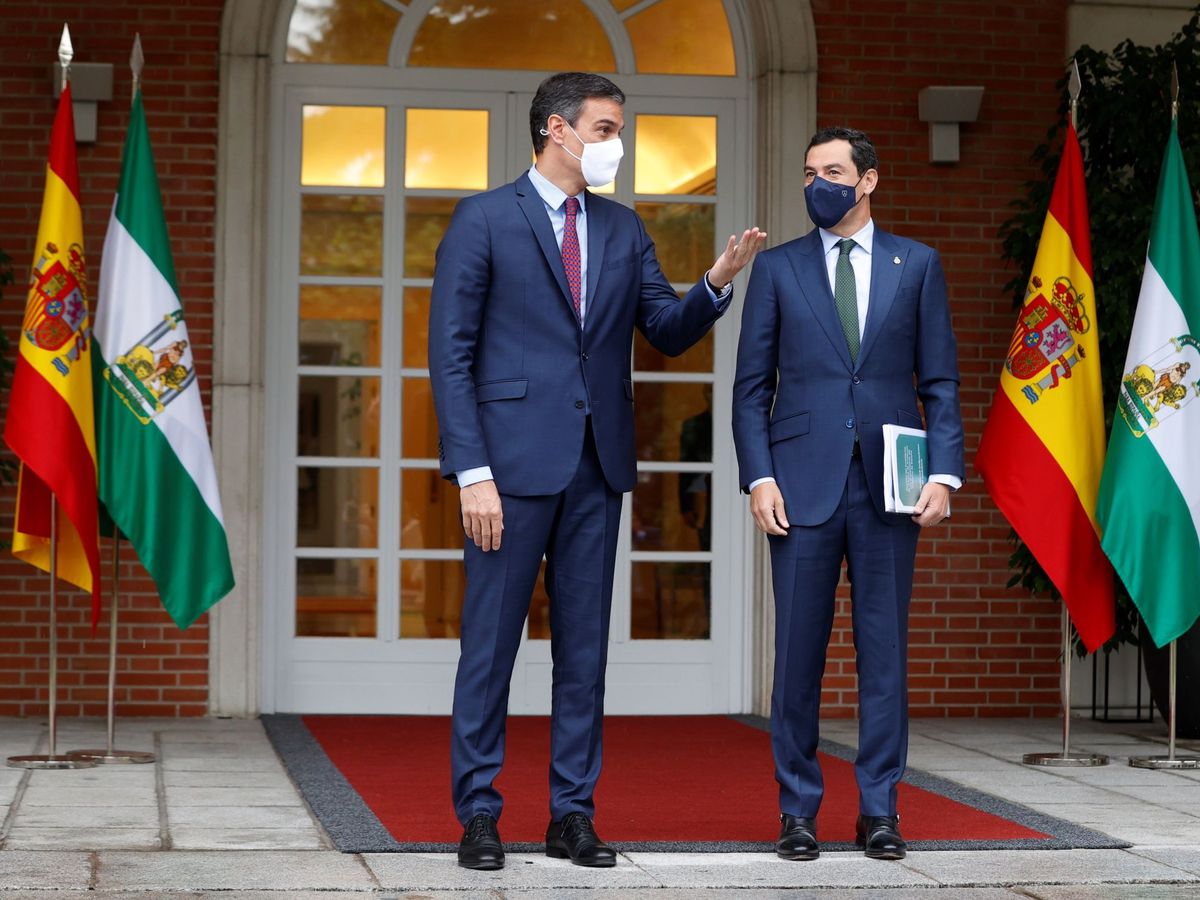 Foto: El presidente del Gobierno, Pedro Sánchez, recibe al presidente andaluz, Juanma Moreno, en la Moncloa. (EFE)