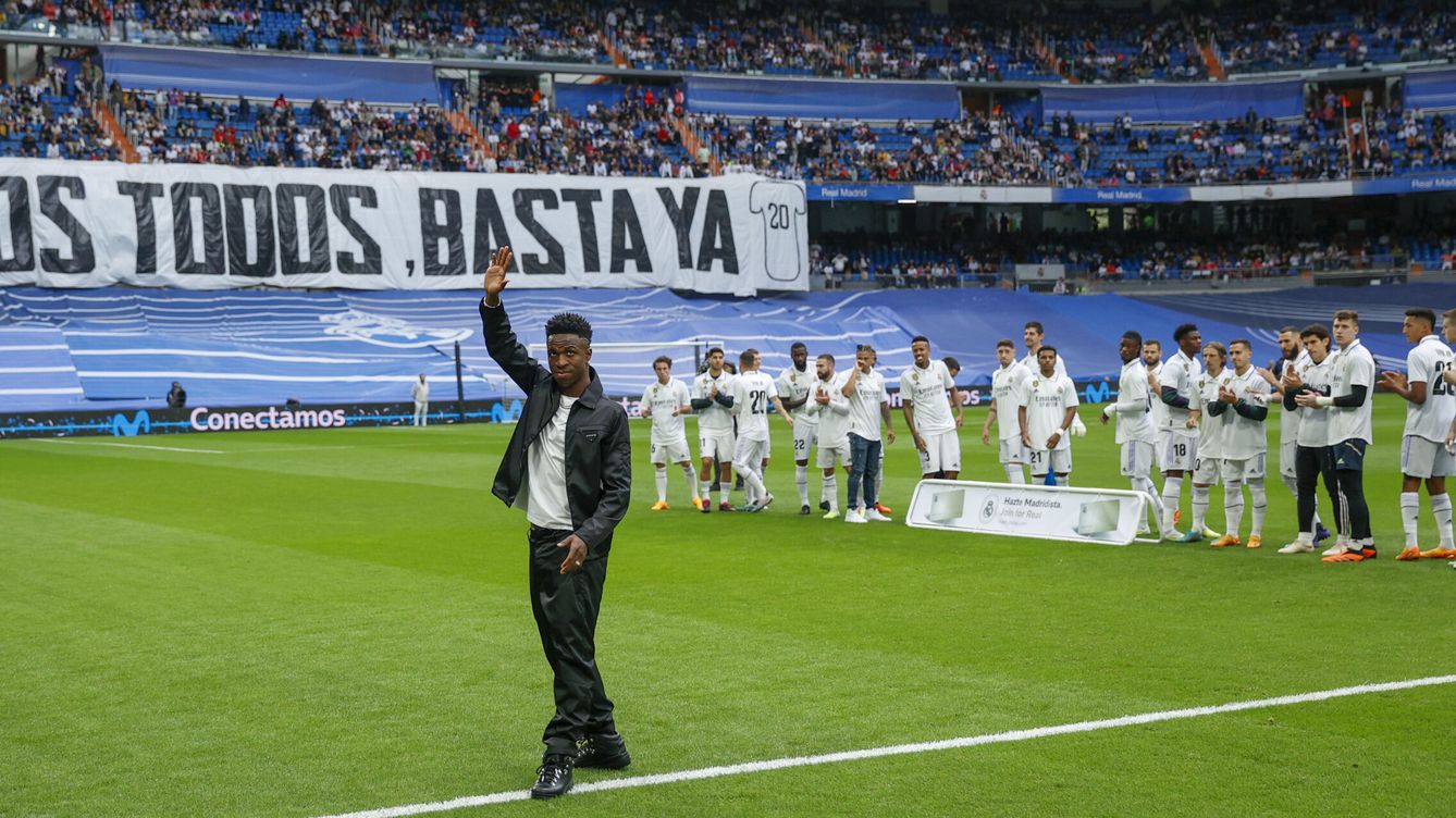 Foto: El futbolistas Vinicíus, en el homenaje en el Bernabéu. (EFE/Rodrigo Jiménez)