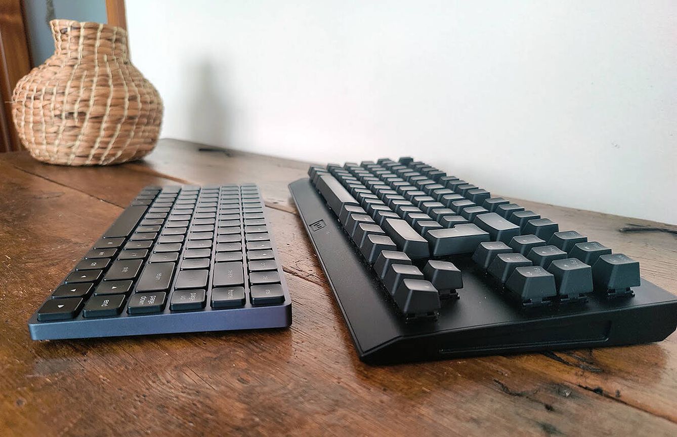 A la derecha, un teclado mecánico. La diferencia de altura de las teclas es notable. (C.Z.)