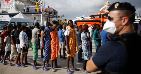 Foto: Migrantes desembarcan en el puerto siciliano de Augusta, Italia. (Reuters)