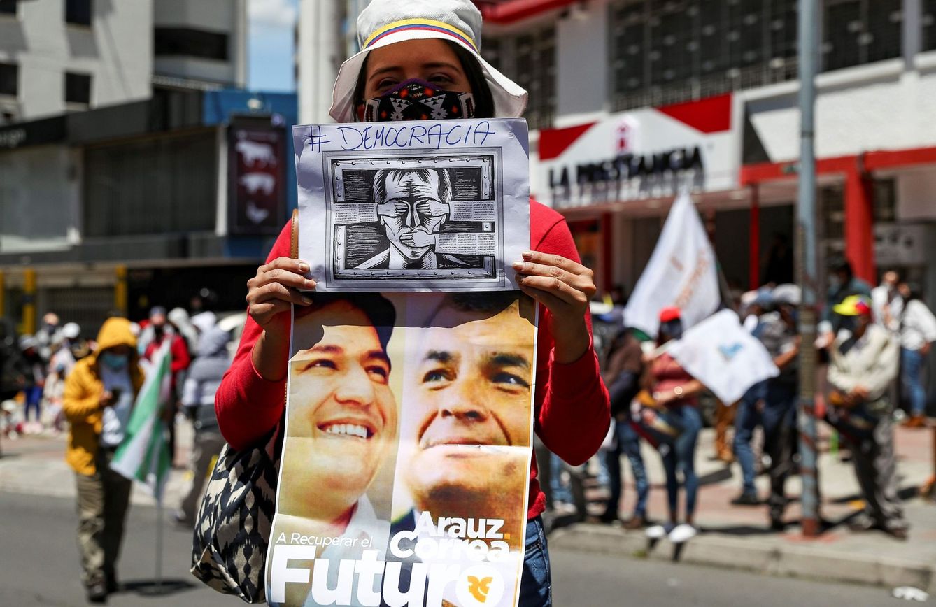 Una ciudadana de Ecuador durante una concentración política en septiembre. (EFE)