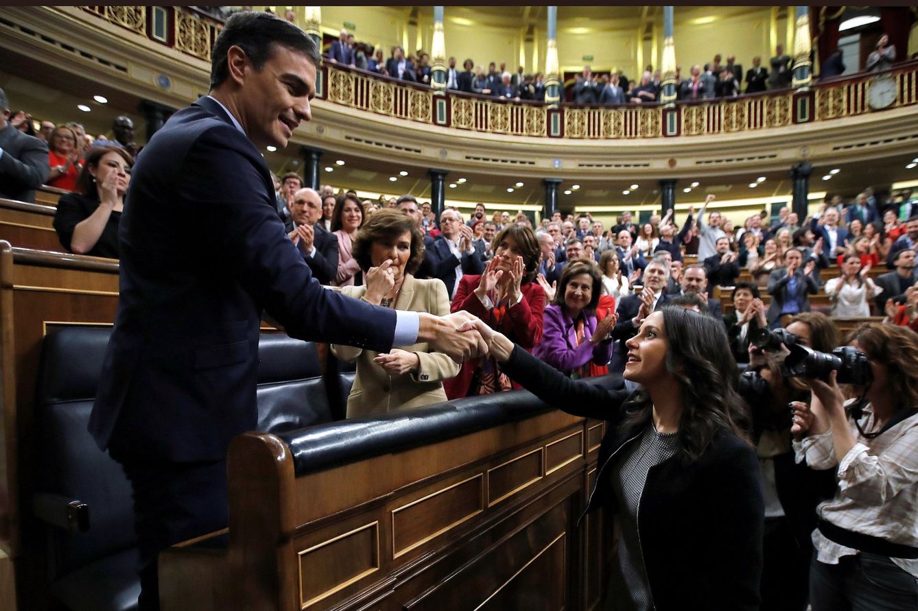 Pedro Sánchez e Inés Arrimadas se saludan en el Congreso, en una imagen de archivo. (EFE)