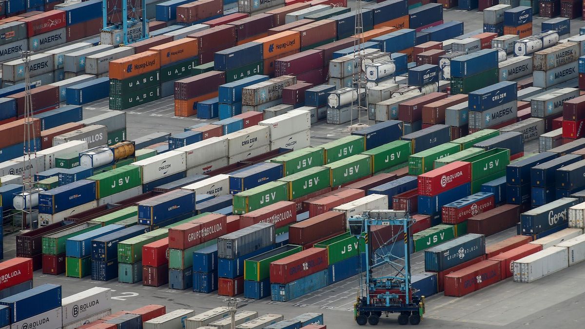El déficit comercial bajó un 19% por la caída de importaciones y exportaciones