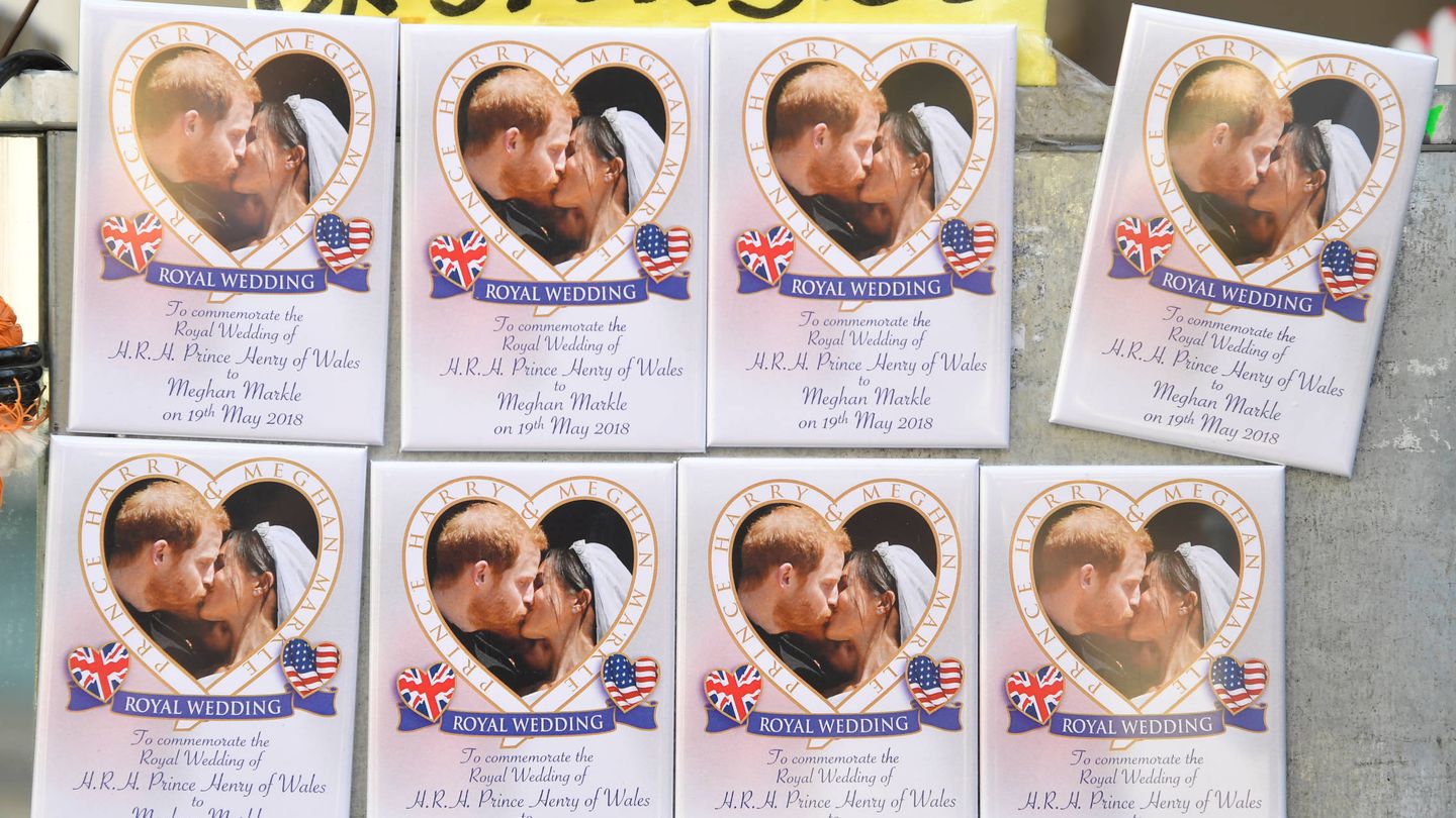 Venta de fotografías de la boda de los Duques de Sussex en un puesto de 'souvenirs'. (Reuters)