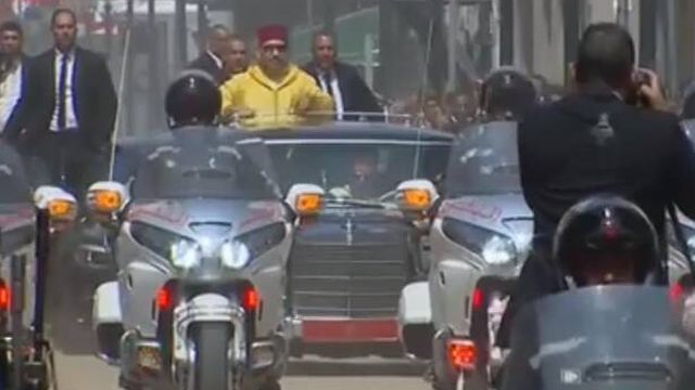 Mohamed VI, en su última aparición pública, en Tetuán. (Imagen de la televisión pública de Marruecos)