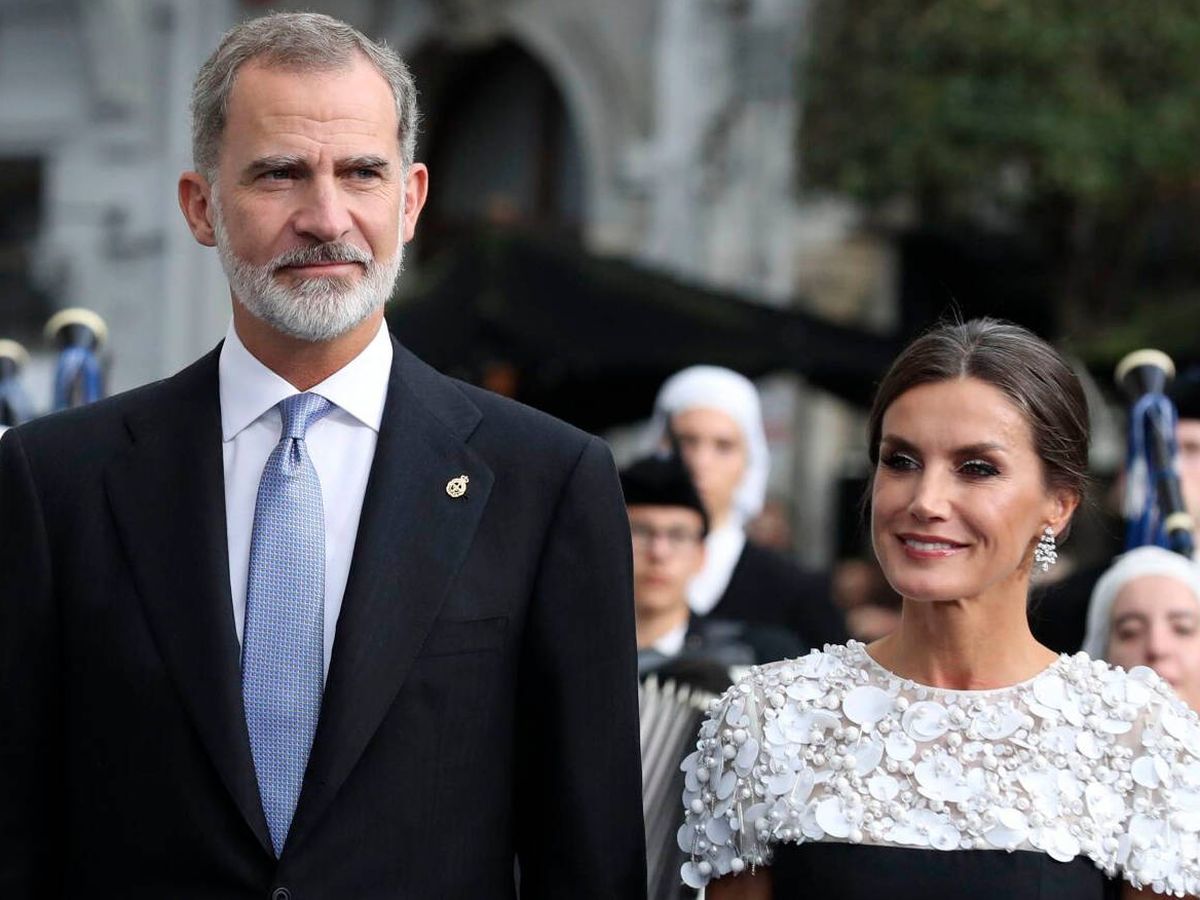 Foto: Los reyes Felipe y Letizia a su llegada a la ceremonia de entrega de los Premios Princesa de Asturias 2022. (EFE)