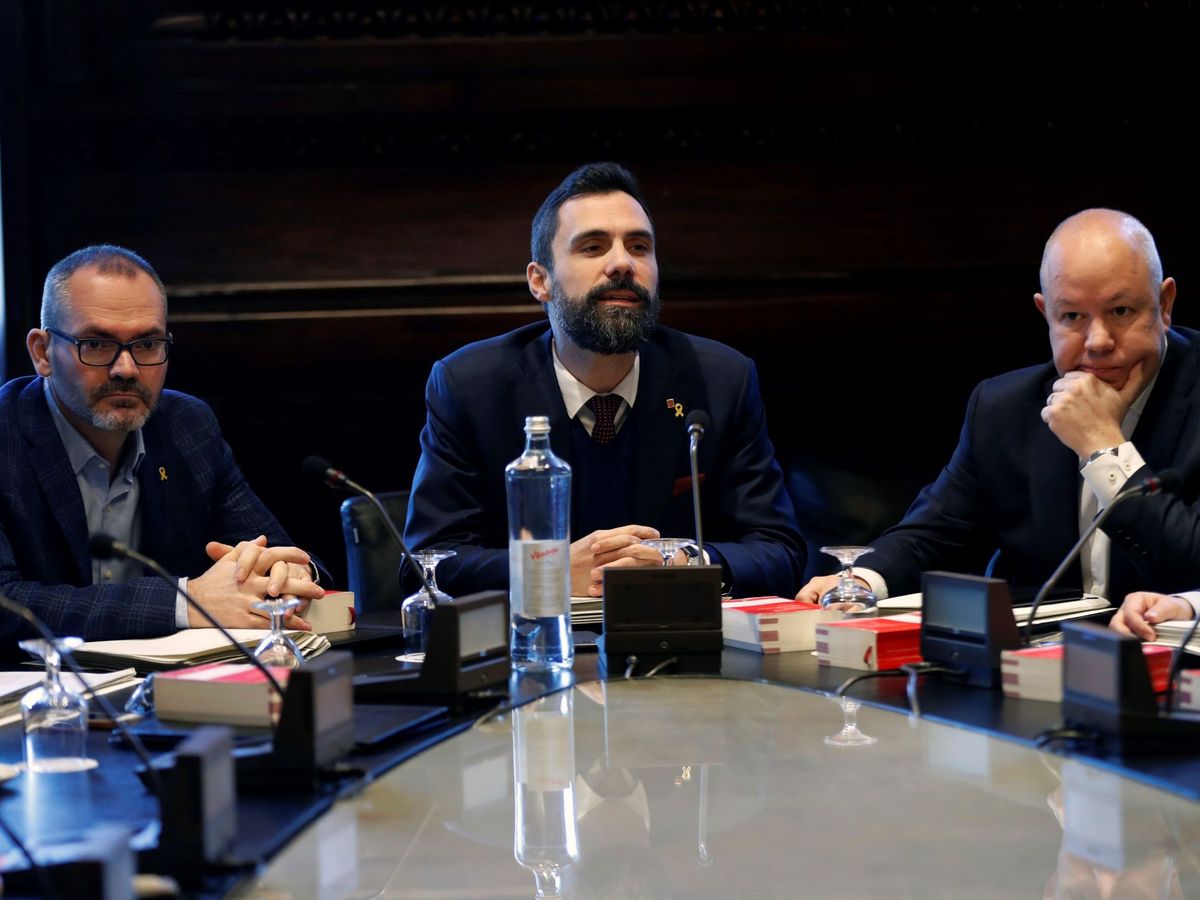Foto:  El presidente del Parlament, Roger Torrent (c), junto al vicepresidente primero Josep Costa (i), de JxCat, y el vicepresidente segundo, Joan García (d), de Cs. (EFE)