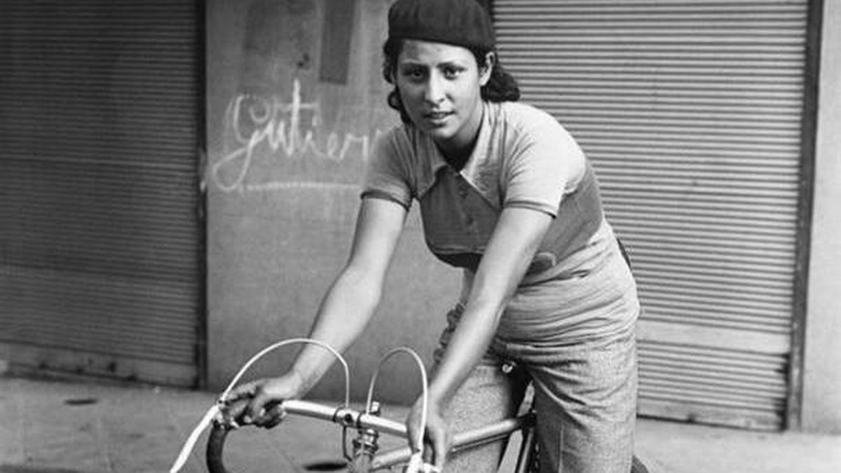De "obrerita deportiva" a pionera: Faustina Valladolid, la ciclista que solo perdió una carrera