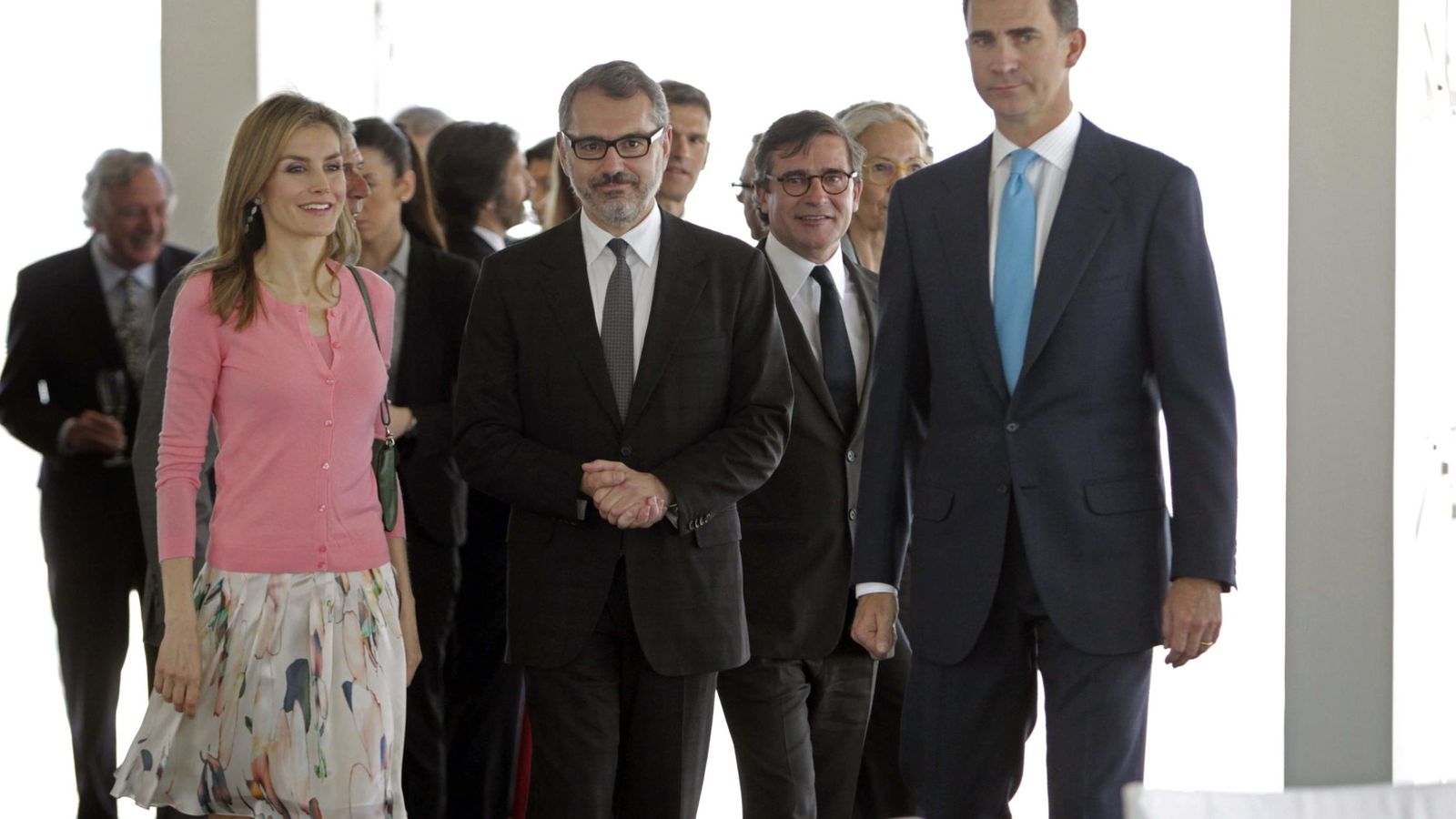 Foto: Marc Puig, izquierda, junto a Manuel Puig Rocha, derecha, y el rey Felipe en una imagen de archivo. (EFE)