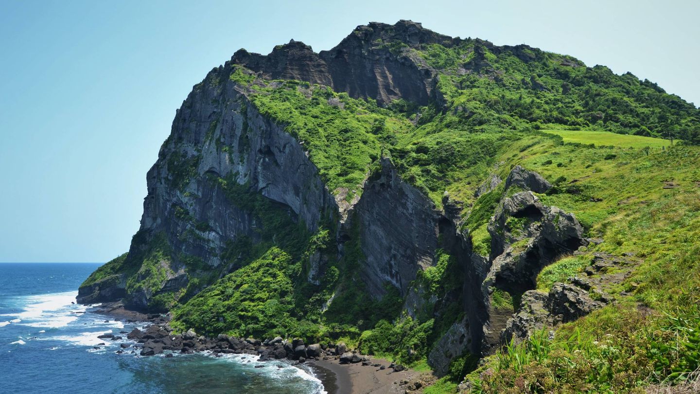 Acantilados de la isla de Jeju. (Arrigo Lupori para Unsplash)