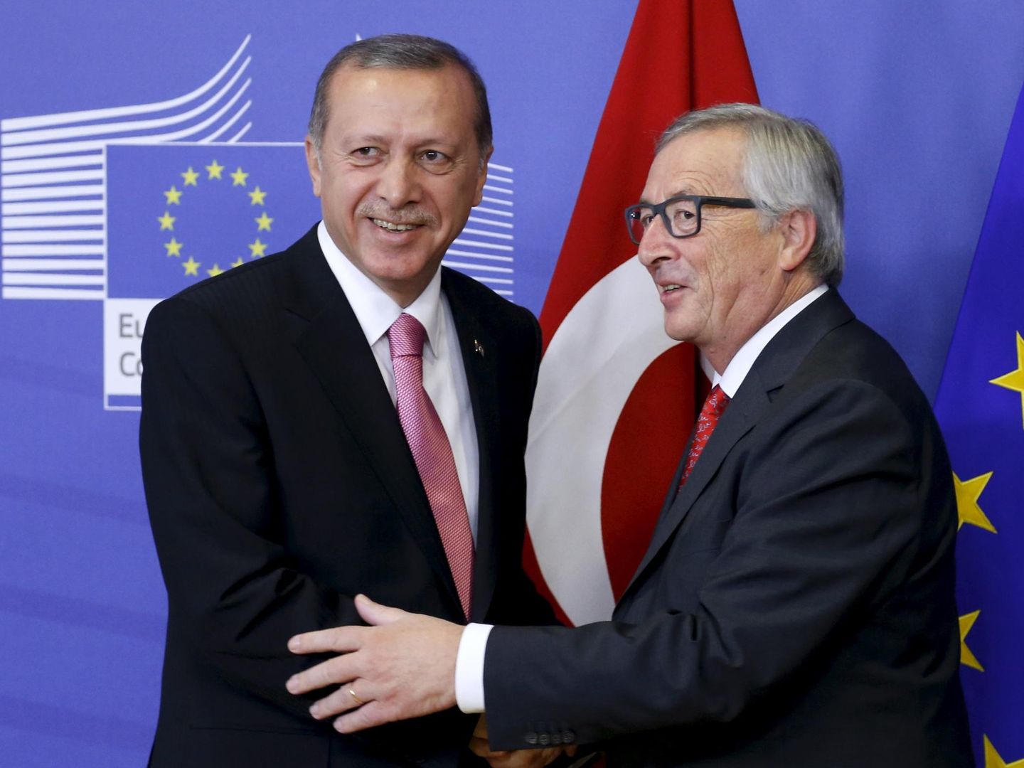 Erdogan con el presidente de la Comisión Europea Jean-Claude Juncker en Bruselas, el 5 de octubre de 2015 (Reuters)
