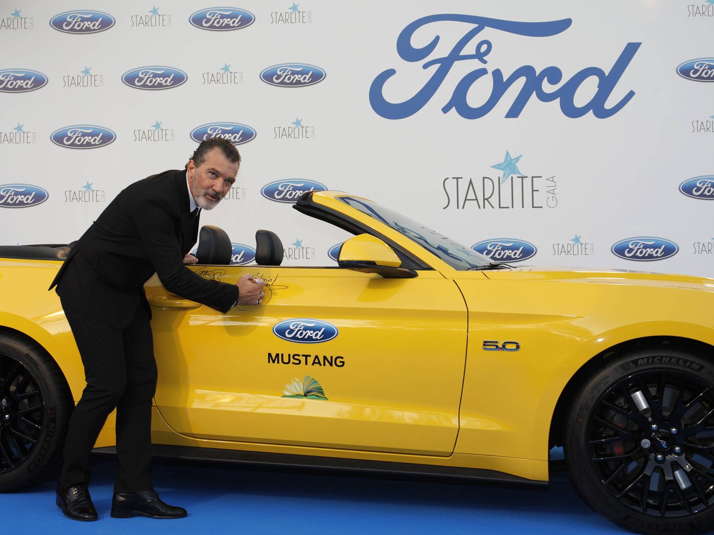  Antonio Banderas firmando un Ford Mustang.