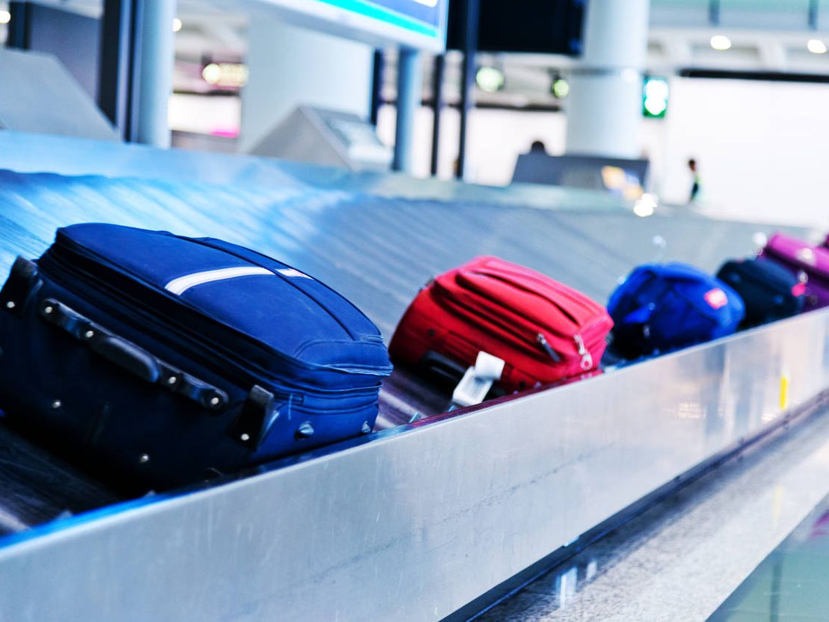 Foto: Un trabajador de aeropuerto desvela por qué nunca debes usar el truco del lazo para identificar tu maleta. (iStock)