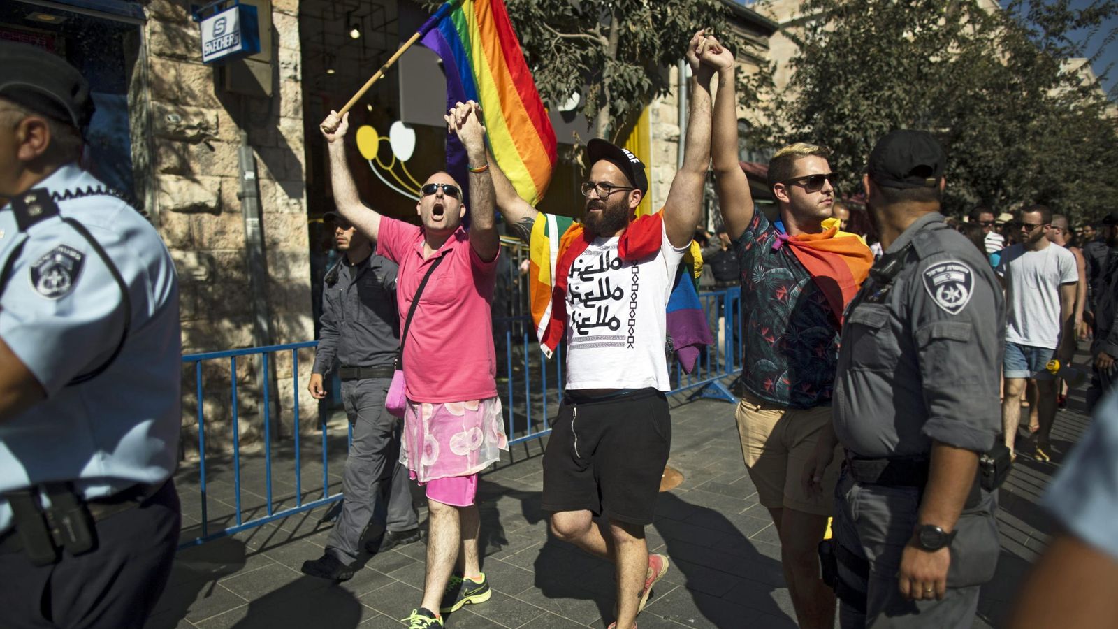 Foto: Varios miembros de la comunidad de lesbianas, gais, bisexuales y transexuales (LGBT) se manifiestan contra la homofobia. (Efe)