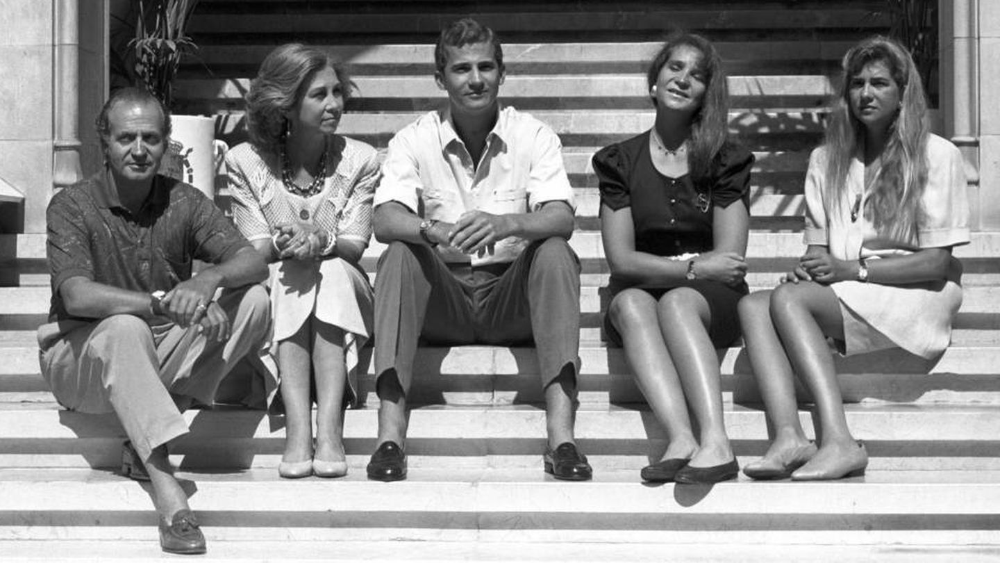 Los Reyes eméritos, con sus tres hijos en Mallorca en 1990. (EFE)