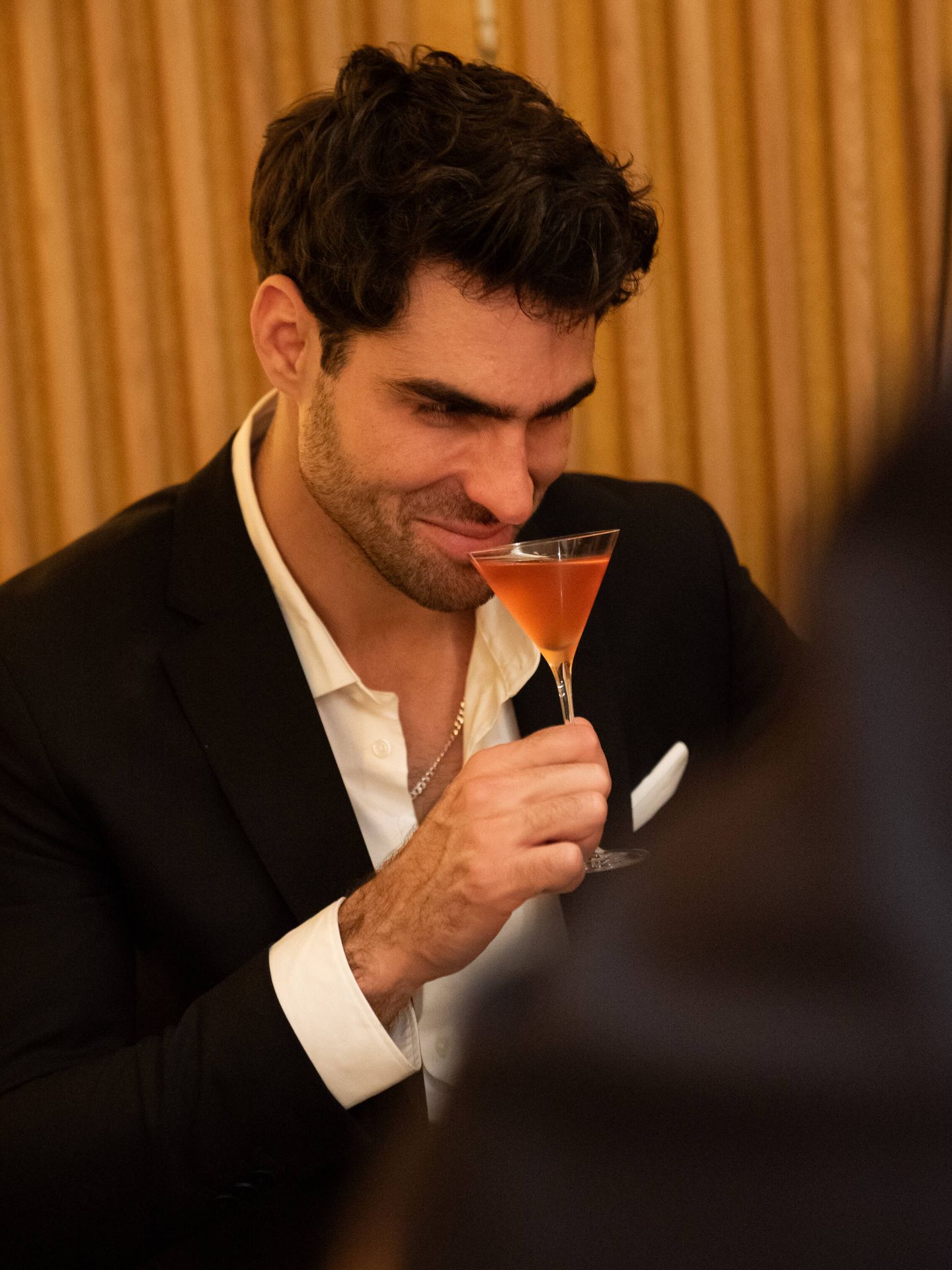 Juan Betancourt disfruta de uno de los cócteles durante la velada. (Seagram's)