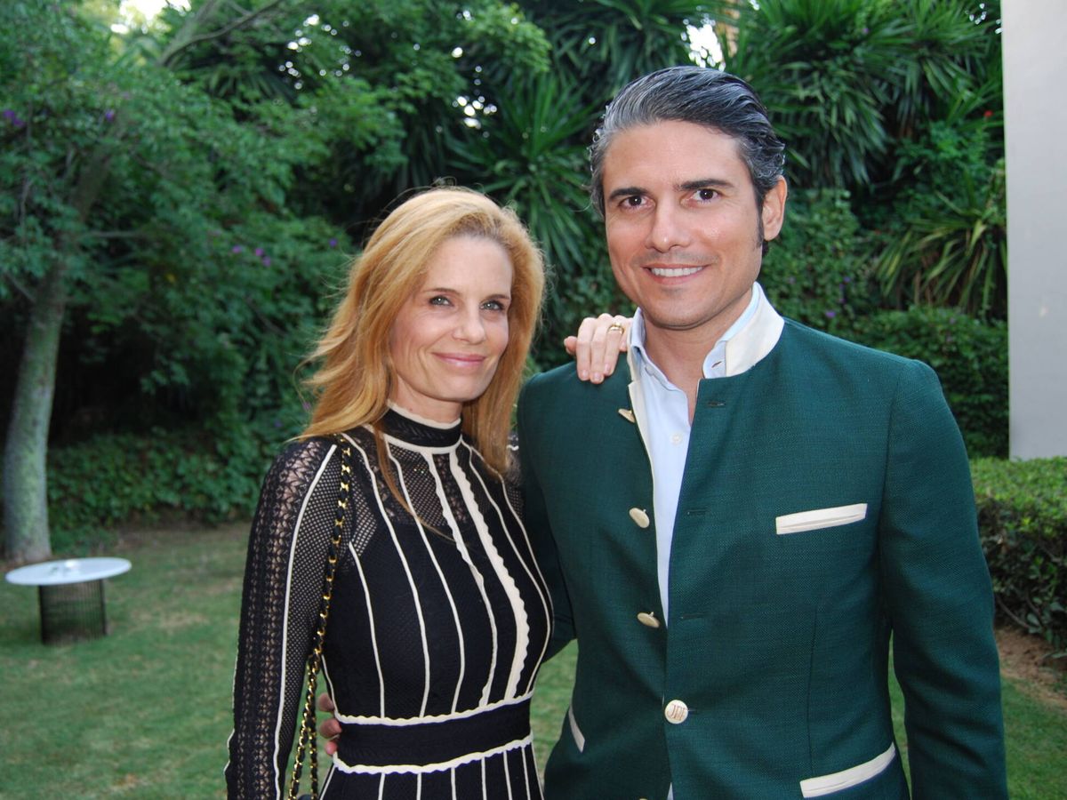Foto: Olivia de Borbón posa junto a su marido, Julián Porras. (Amparo de la Gama)