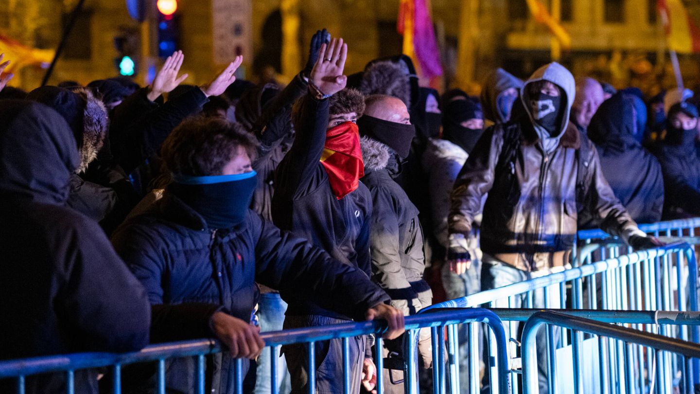Manifestantes realizan el saludo fascista durante la séptima jornada de manifestaciones frente a la sede del PSOE en Ferraz. (Sergio Beleña)