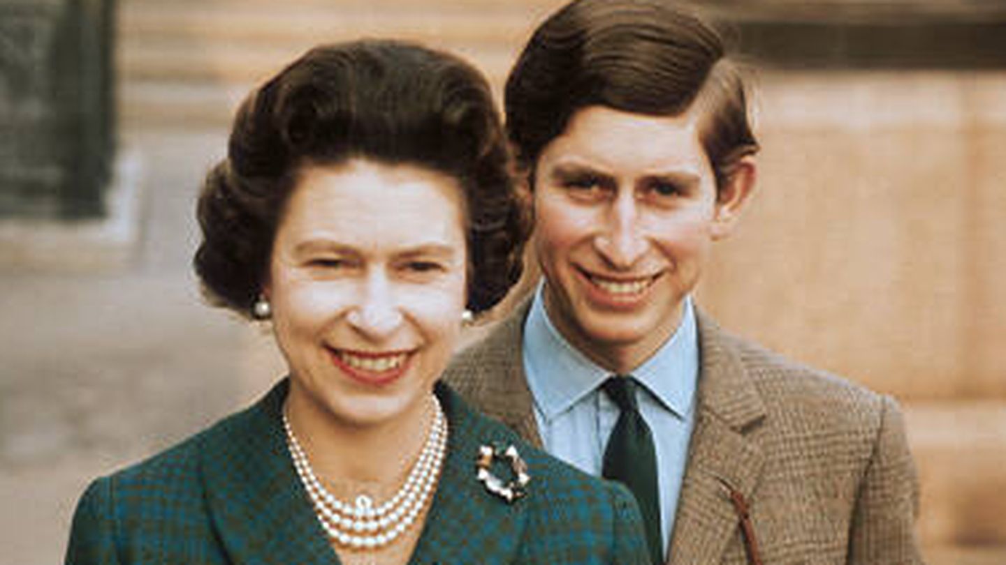Isabel II y su hijo el príncipe Carlos. (Getty)