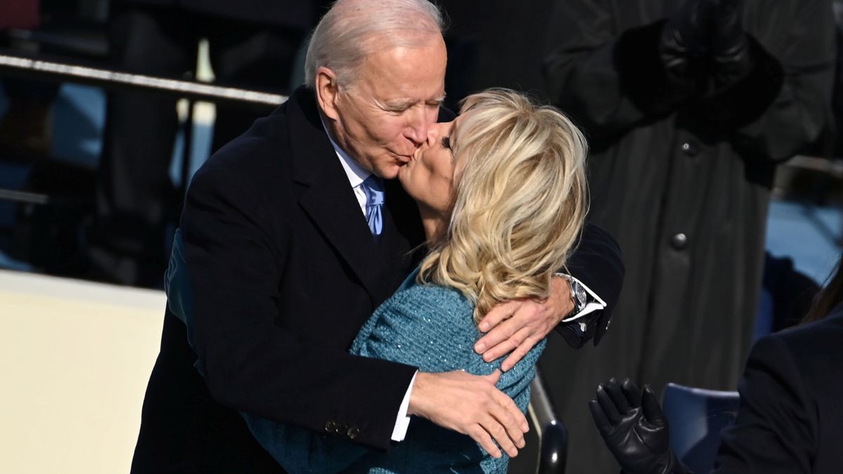 Del beso de los Biden a la 'espantá' viral de Melania: todos los detalles de la toma de posesión