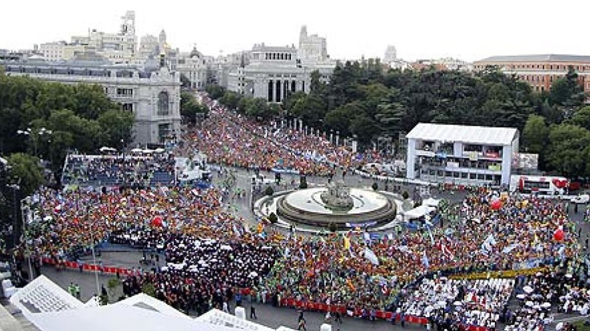El Papa cruza la Puerta de Alcalá escoltado por 50 jóvenes de todos los continentes