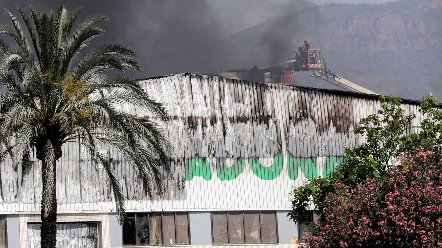 Un bombero trabaja en sofocar las llamas de la panificadora en Puçol de Forvasa, propiedad de Juan Roig y proveedora de Mercadona. (EFE)