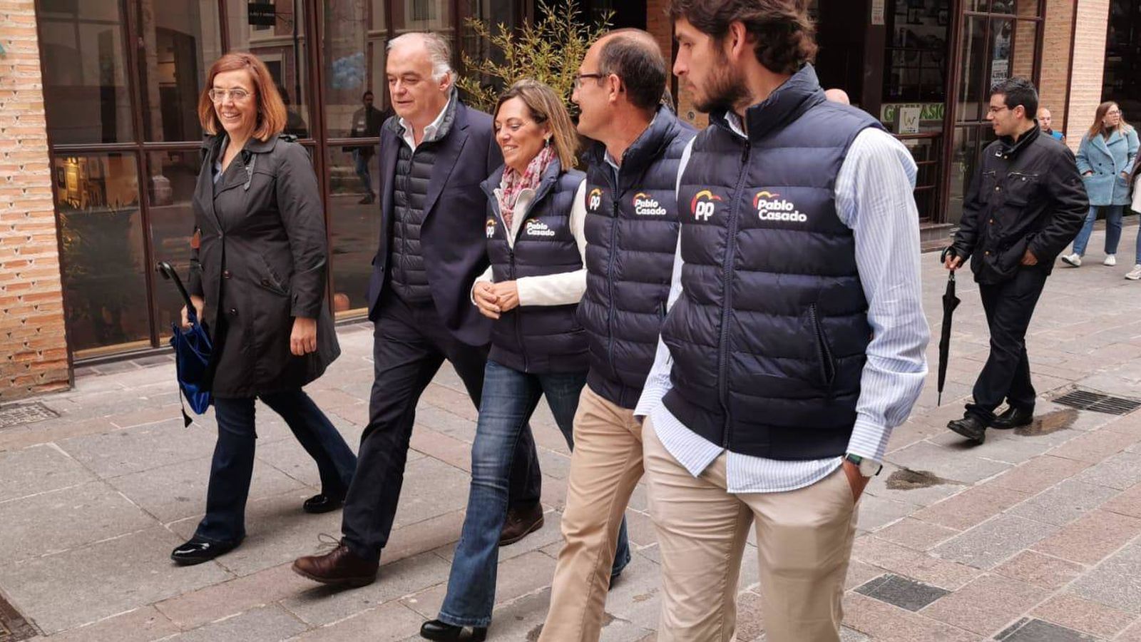 Foto: Esteban González Pons recorre las calles de Palencia acompañado por Milagros Marcos, Rodrigo Mediavilla y Ángeles Armisén.