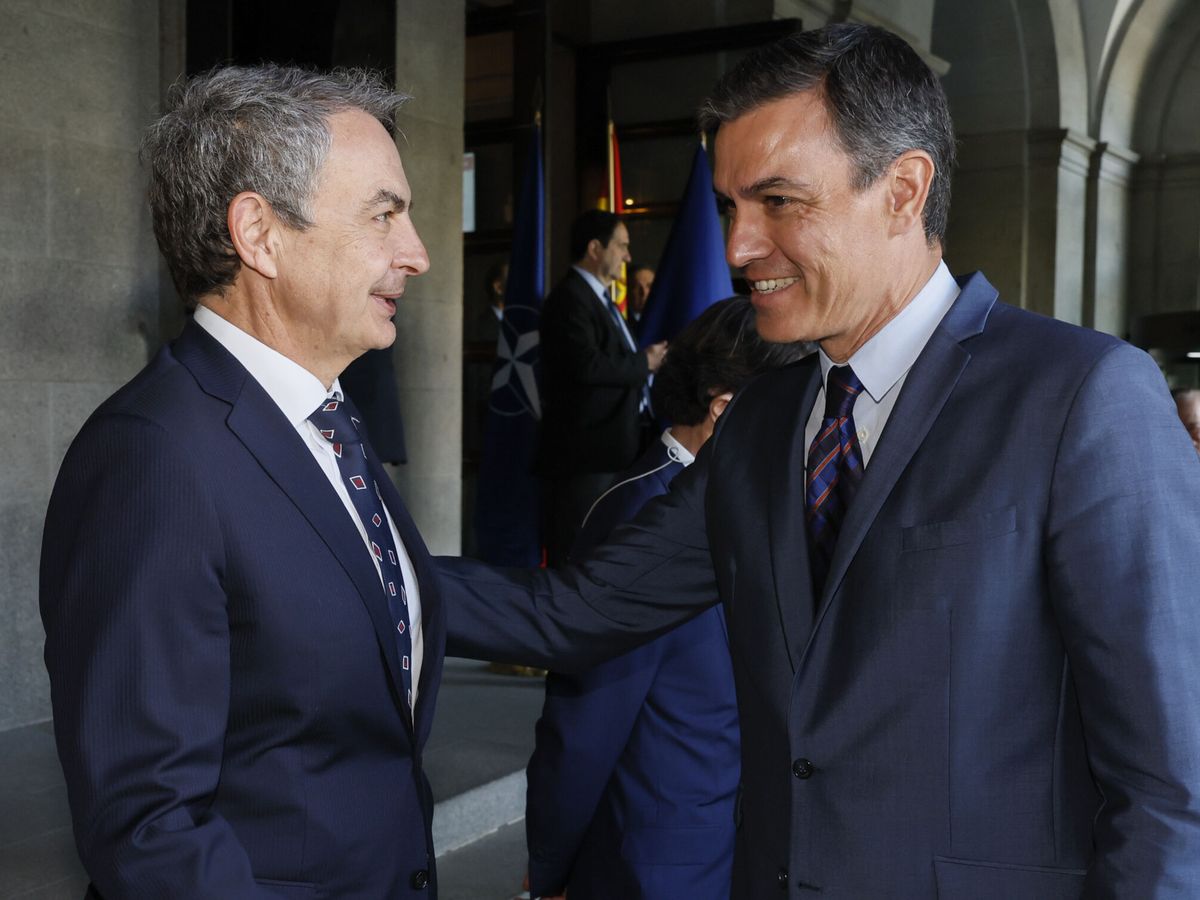 Foto: José Luis Rodríguez Zapatero, con Pedro Sánchez en Madrid. (EFE / Ballesteros)