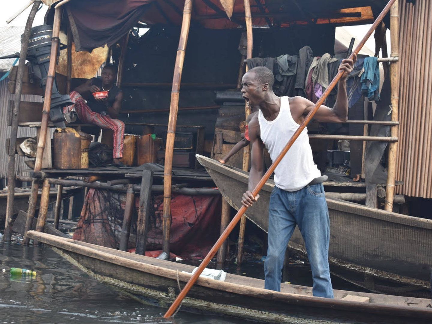 El hombre furioso por la llegada de europeos a Makoko. (Michelle Delgado Van Demen)